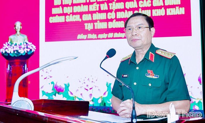 Đại tướng Nguyễn Tân Cương phát biểu tại buổi thăm, tặng quà.