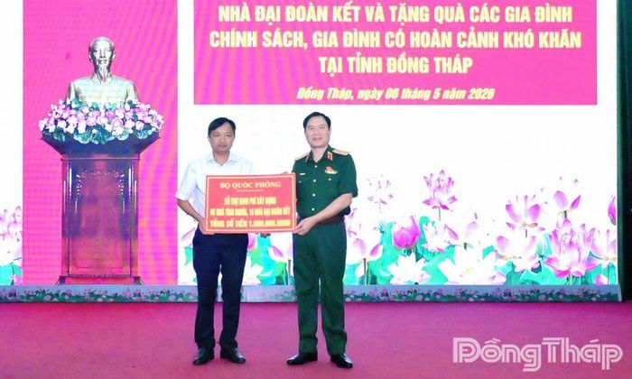 Đại tướng Nguyễn Tân Cương trao biểu trưng hỗ trợ kinh phí xây dựng 6 nhà Tình nghĩa và 10 nhà Đại đoàn kết tại tỉnh Đồng Tháp.