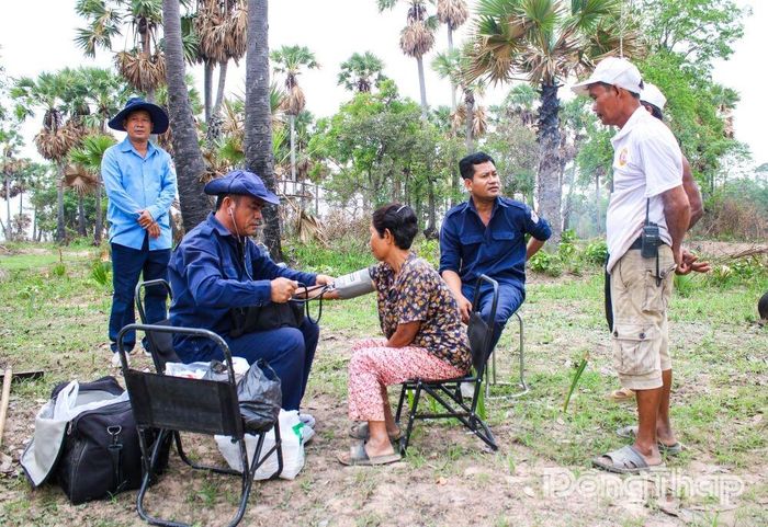 Đội K91 tổ chức khám bệnh, cấp thuốc miễn phí cho người dân địa phương.