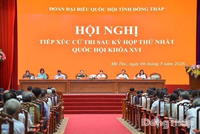 Đại biểu Quốc hội tỉnh lắng nghe các ý kiến cử tri tại buổi tiếp xúc.