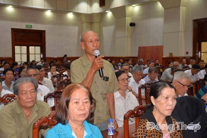 Cử tri phát biểu ý kiến tại buổi tiếp xúc.