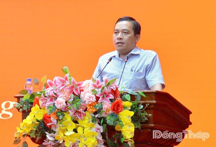 Đồng chí Ngô Huỳnh Quang Thái trả lời vấn đề cử tri phản ánh, kiến nghị.