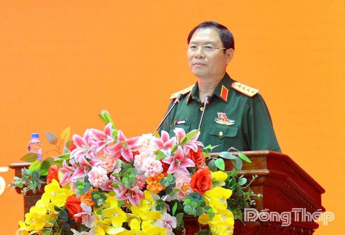 Đại tướng Nguyễn Tân Cương phát biểu tại buổi tiếp xúc cử tri.