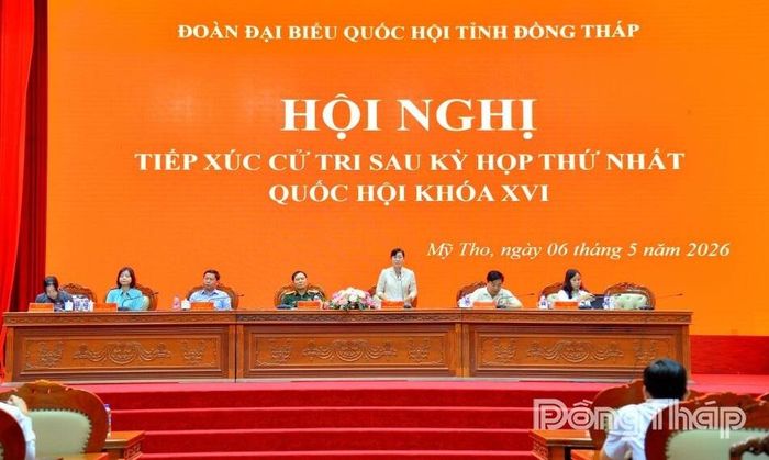 Đồng chí Châu Thị Mỹ Phương điều hành nội dung trả lời các ý kiến kiến nghị của cử tri.