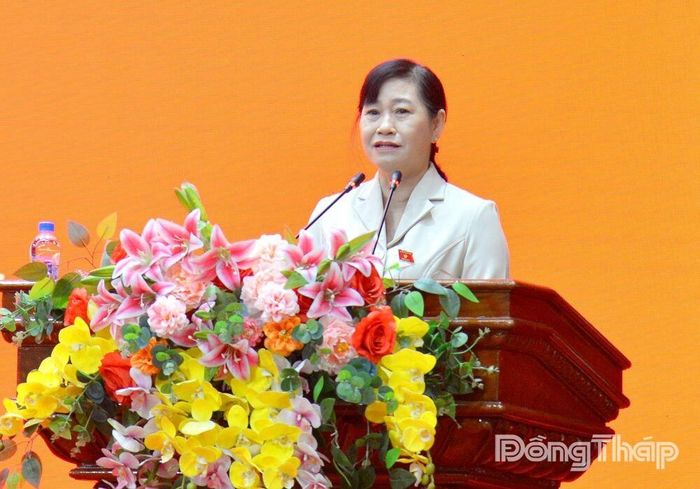 Đồng chí Châu Thị Mỹ Phương phát biểu tại buổi tiếp xúc cử tri.
