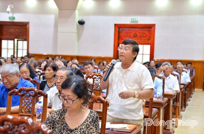 Cử tri phát biểu ý kiến tại buổi tiếp xúc.