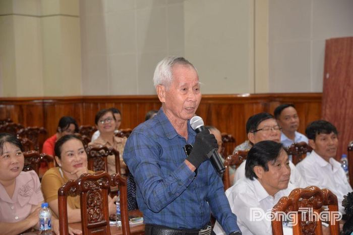 Cử tri phát biểu ý kiến tại buổi tiếp xúc.