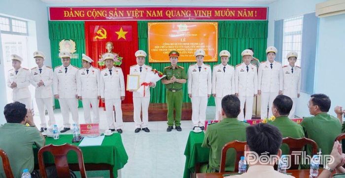 Đại tá Trần Văn Tròn, Phó Giám đốc Công an tỉnh, trao Quyết định.