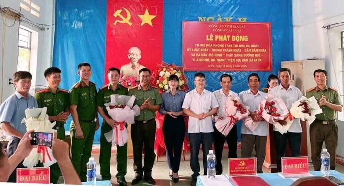 Ra mắt mô hình “Thắp sáng đường quê - Vì an ninh, an toàn” tại xã Ia Pa. Ảnh: T.T