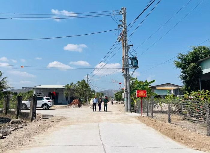  Từ đồng thuận của người dân, tuyến đường dài hơn 1 km ở thôn Yên Phú 1 (xã Ia Hiao) đã được mở rộng, bê tông hóa. Ảnh: P.D 