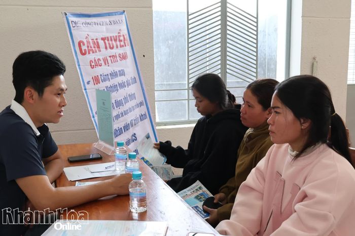 Lao động dân tộc thiểu số xã Bác Ái Đông nghe tư vấn, tuyển dụng việc làm.