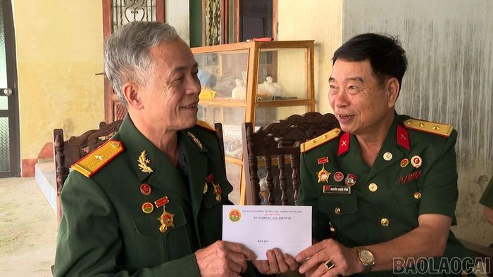 Ông Bùi Xuân Thường (bên trái) được Hội Truyền thống Trường Sơn - Đường Hồ Chí Minh quan tâm, thăm hỏi.