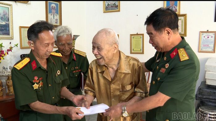Nghĩa tình bền chặt giữa những người lính Trường Sơn năm xưa.