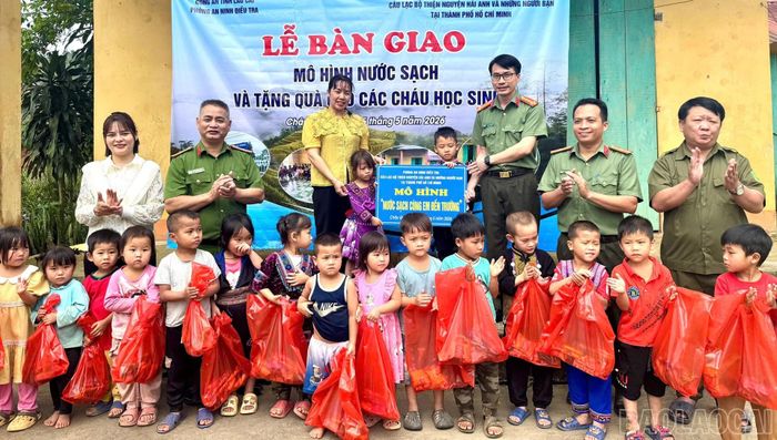 Phòng An ninh điều tra Công an tỉnh Lào Cai phối hợp các đơn vị tổ chức bàn giao mô hình “Nước sạch cùng em đến trường”.