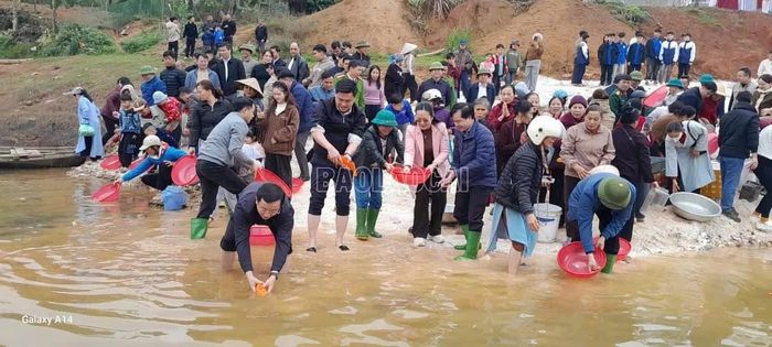 Xã Bảo Ái duy trì việc bổ sung nguồn lợi thủy sản cho hồ Thác Bà.