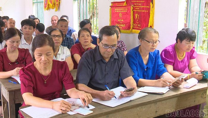 Các đảng viên tham dự buổi sinh hoạt chi bộ.