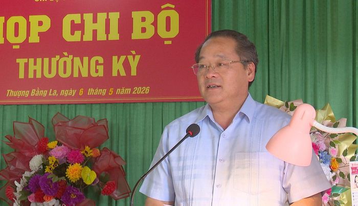 Đồng chí Phó Chủ tịch HĐND tỉnh Lý Bình Minh phát biểu tại buổi sinh hoạt chi bộ.