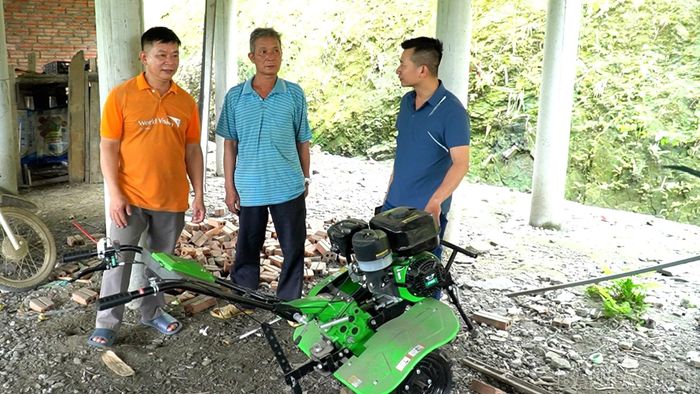 Gia đình ông Lê Văn Xuân (đứng giữa) được hỗ trợ máy xới đất giúp nâng cao hiệu quả sản xuất nông nghiệp.