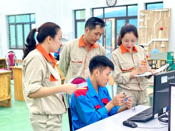 Đội ngũ cán bộ, người lao động Trường Cao đẳng Nghề Yên Bái tận tâm, sáng tạo trong giảng dạy, đào tạo nghề cho học sinh, sinh viên.