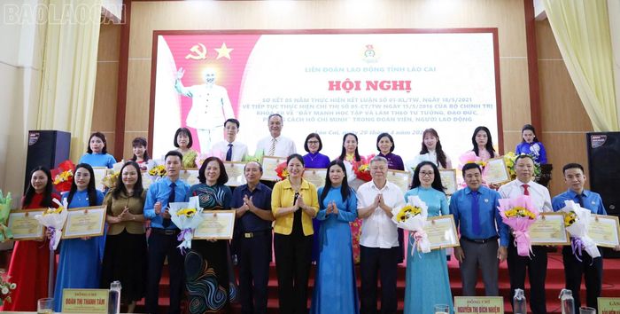 LĐLĐ tỉnh khen thưởng các tập thể, cá nhân tiêu biểu trong thực hiện Kết luận 01-KL/TW, giai đoạn 2021 - 2026.