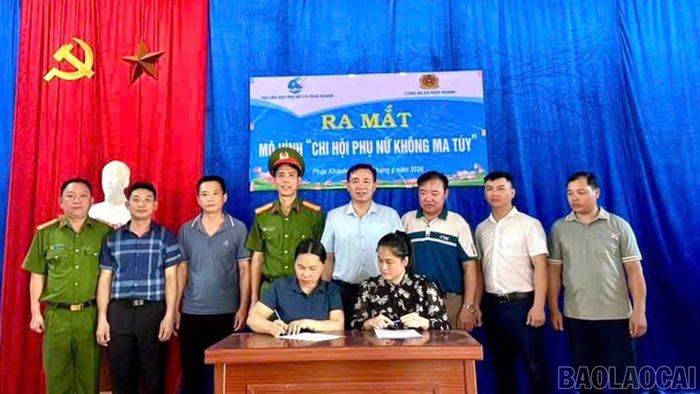 Ký cam kết “Chi hội phụ nữ không ma túy”.