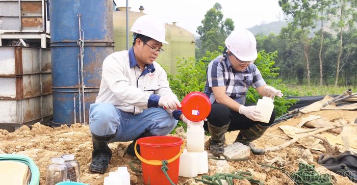 Lực lượng chức năng lấy mẫu nước đánh giá mức độ tác động đến môi trường.