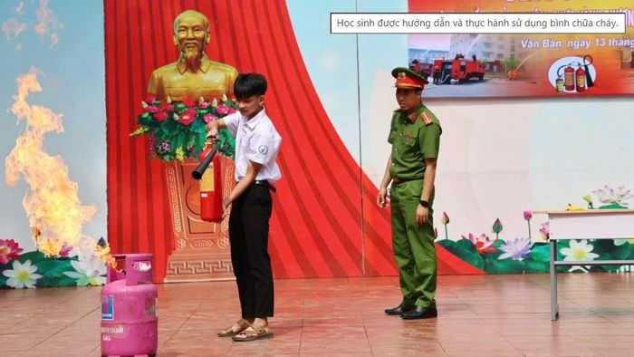 Lực lượng công an các xã tăng cường phối hợp với các nhà trường tổ chức tuyên truyền, hướng dẫn kỹ năng phòng cháy, chữa cháy, cứu nạn cho học sinh.