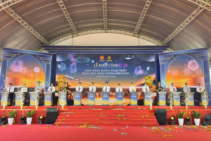 Các đồng chí lãnh đạo tỉnh, Bộ Xây dựng và đơn vị liên quan bấm nút thực hiện nghi thức khởi công dự án Cảng hàng không dân dụng Phan Thiết - Hạng mục hàng không dân dụng vào cuối tháng 4/2026