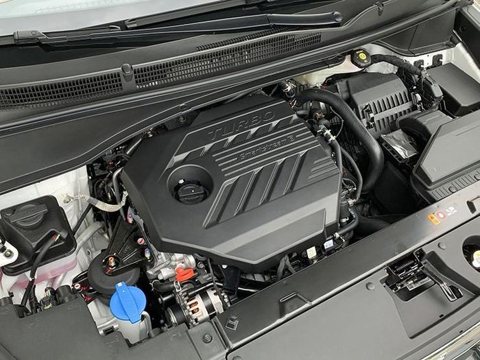 Xe được trang bị phanh tay điện tử và nhiều chế độ lái linh hoạt.