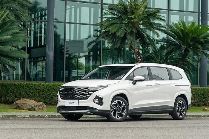 Hyundai Custin được lắp ráp tại Việt Nam với 3 phiên bản lựa chọn.