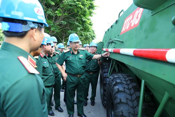 Thượng tướng Phạm Hoài Nam kiểm tra sản phẩm xe thiết giáp chở quân chiến đấu XTC-03 tại Nhà máy Z111.