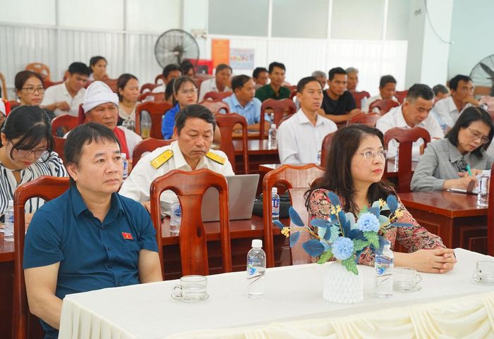 Quang cảnh buổi tiếp xúc cử tri tại xã Tuy Phong sáng 6/5