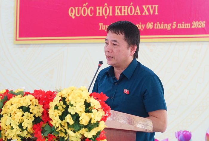 Đồng chí Phạm Nam Tiến, Ủy viên chuyên trách tại Ủy ban Văn hóa và Xã hội của Quốc hội tiếp thu kiến nghị của bà con cử tri xã Tuy Phong