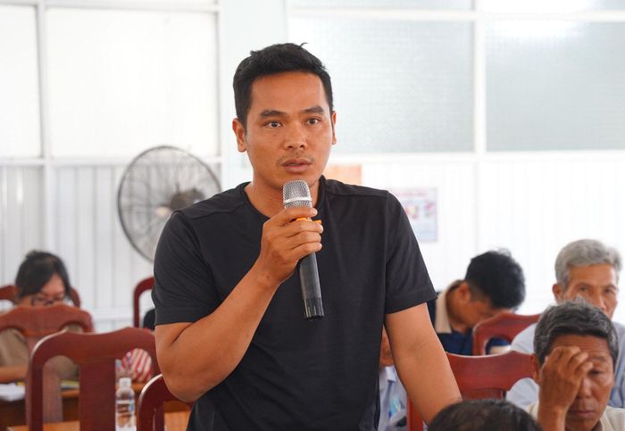 Cử tri thôn La Bá, xã Tuy Phong nêu kiến nghị tại buổi tiếp xúc