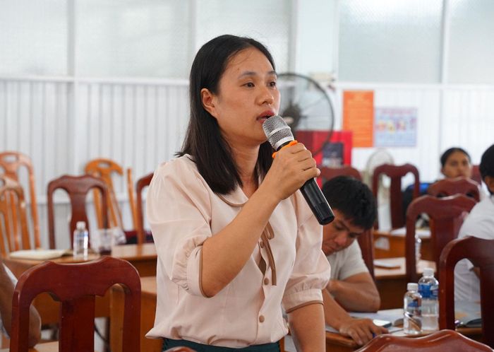 Cử tri đại diện cho ngành y tế địa phương nêu ý kiến tại buổi tiếp xúc
