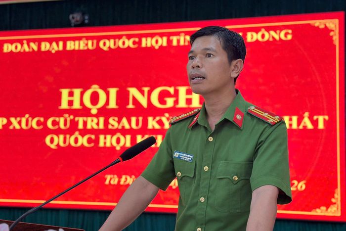 Thượng tá Nguyễn Thanh Hải, Trưởng Công an xã Tà Đùng giải đáp vướng mắc của cử tri về việc đăng ký thường trú cho các hộ đồng bào phía Bắc di cư sinh sống tại địa bàn