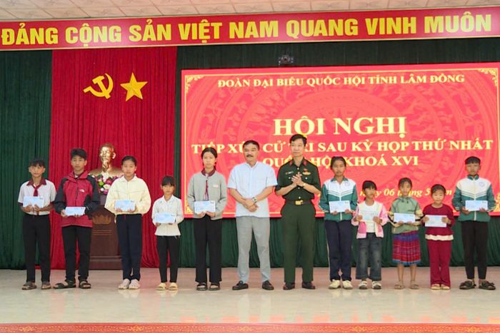 Trao tặng quà cho các em học sinh có hoàn cảnh khó khăn trên địa bàn xã