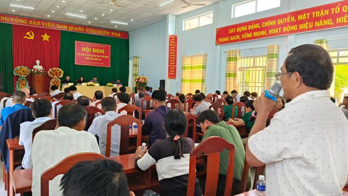Cử tri xã Tân Lập gửi gắm kiến nghị đến ĐBQH