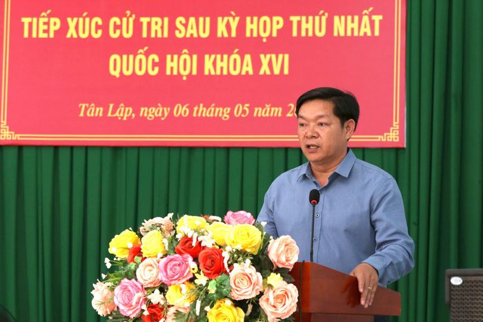 Đồng chí Nguyễn Đình Thúc, Phó Chủ tịch UBND xã Tân Lập trao đổi về các ý kiến cử tri nêu ra tại cuộc họp