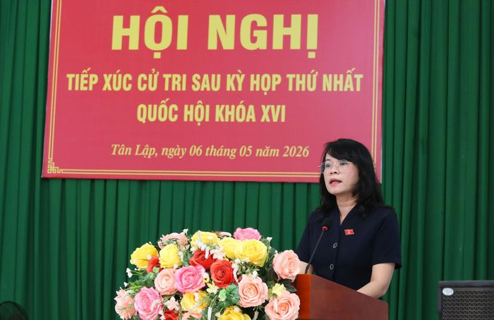 Đại biểu Phạm Thị Hồng Yến báo cáo kết quả giải quyết các kiến nghị của cử tri nêu ra tại các kỳ tiếp xúc trước đây