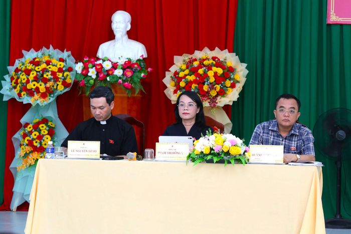Đại biểu Quốc hội lắng nghe ý kiến của cử tri