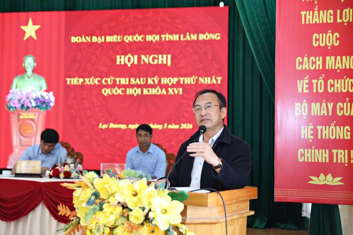 Phó Giám đốc Sở Giáo dục và Đào tạo Trần Đức Lợi trả lời kiến nghị của cử tri về tiền bữa ăn bán trú đối với trẻ em, học sinh trên địa bàn