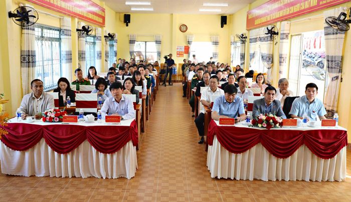 Quang cảnh hội nghị tiếp xúc cử tri tại địa bàn xã Lạc Dương