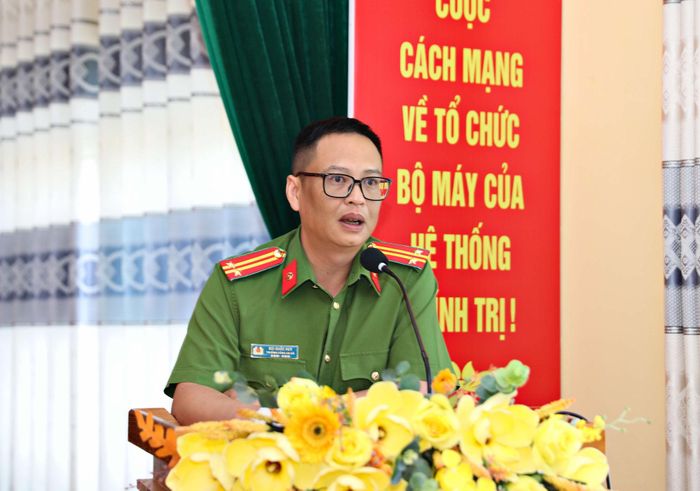 Trung tá Bùi Quốc Huy, Trưởng Công an xã Lạc Dương trả lời ý kiến của cử tri về cấp mới, chỉnh sửa tên trên căn cước công dân