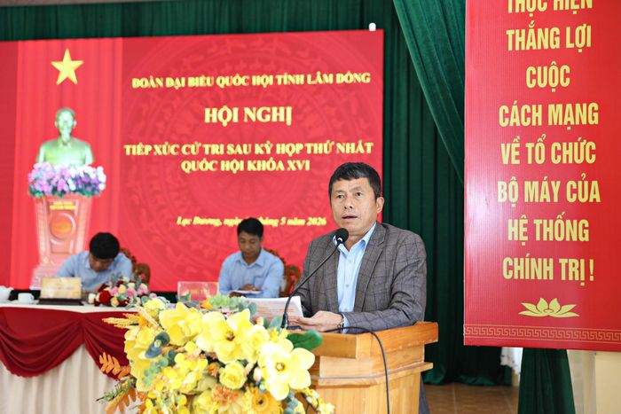 Phó Giám đốc Sở Xây dựng Hoàng Anh Tuấn trao đổi, trả lời kiến nghị của cử tri về tuyến Quốc lộ 27C