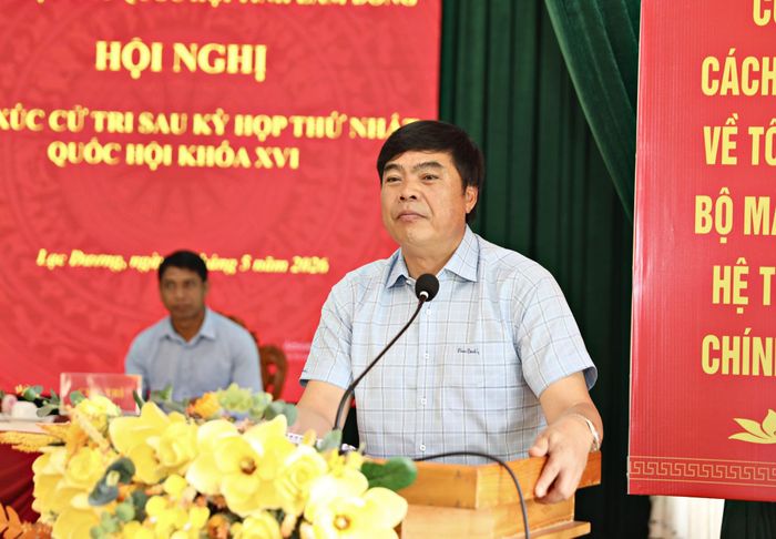 Đồng chí Đặng Đức Hiệp, Phó Trưởng Đoàn chuyên trách Đoàn ĐBQH tỉnh Lâm Đồng phát biểu tiếp thu, giải trình các ý kiến từ cử tri xã Lạc Dương