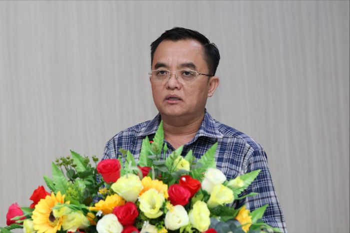 Đại biểu Huỳnh Ngọc Liêm trao đổi các vấn đề cử tri nêu ra tại hội nghị