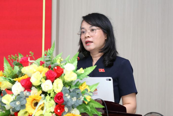 Đại biểu Phạm Thị Hồng Yến trả lời các kiến nghị của cử tri