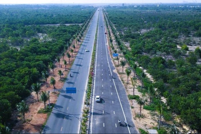 Đường 129 giai đoạn 1 đoạn từ cầu Đế Võng đến dốc Diên Hồng đã hoàn thiện. Ảnh: Bình An