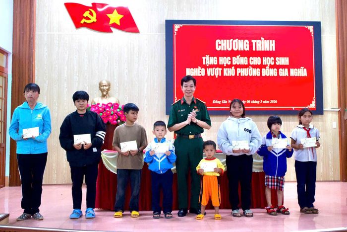 Đại tá Phạm Đức Hoài, Ủy viên chuyên trách Ủy ban Quốc phòng, An ninh và Đối ngoại của Quốc hội cùng đơn vị tài trợ trao tặng 20 suất quà cho các em học sinh